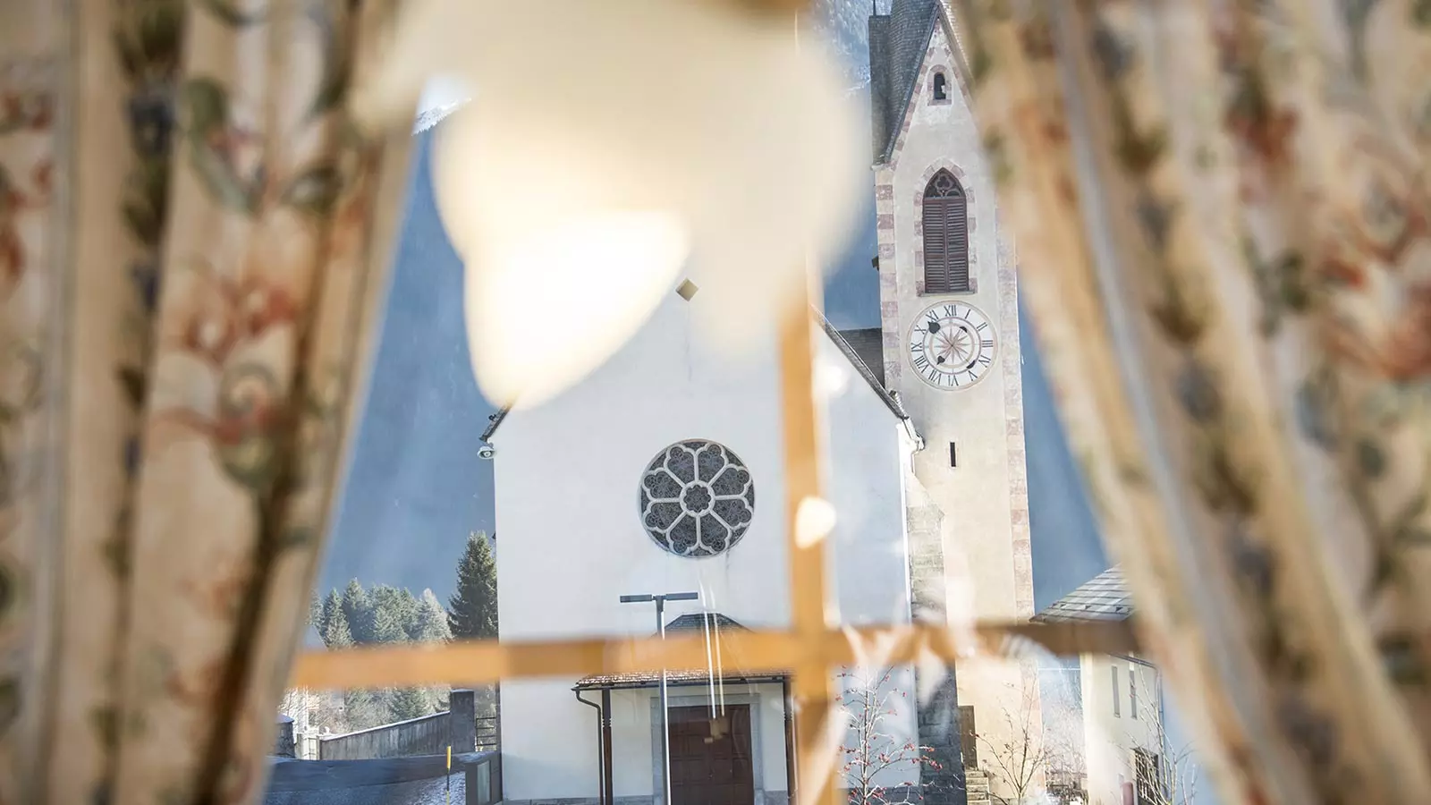Blick aus deinem Fenster des Turmhotel Gschwendt im Gsieser Tal auf die Dorfkirche