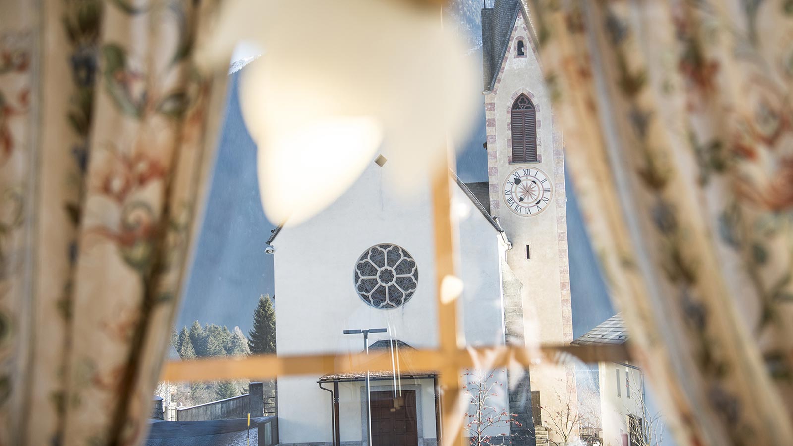 Una veduta sulla chiesa di Casies da una delle camere dell'Hotel Gschwendt