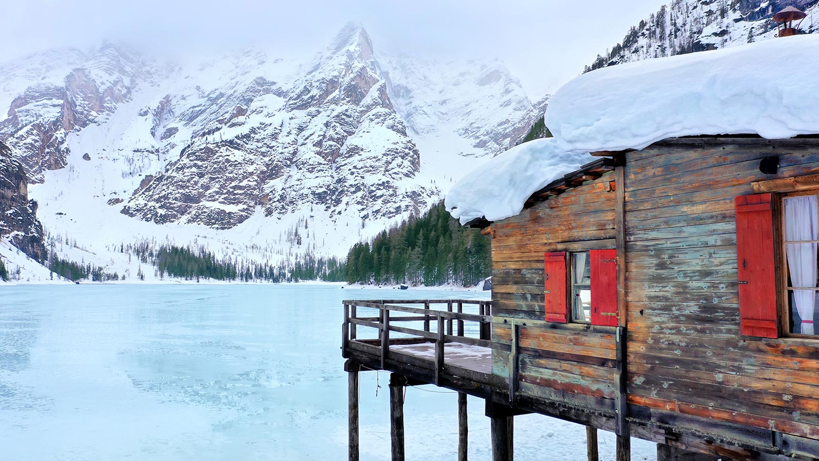 der vereiste Pragser Wildsee bei Prags in der Nähe von Gsies