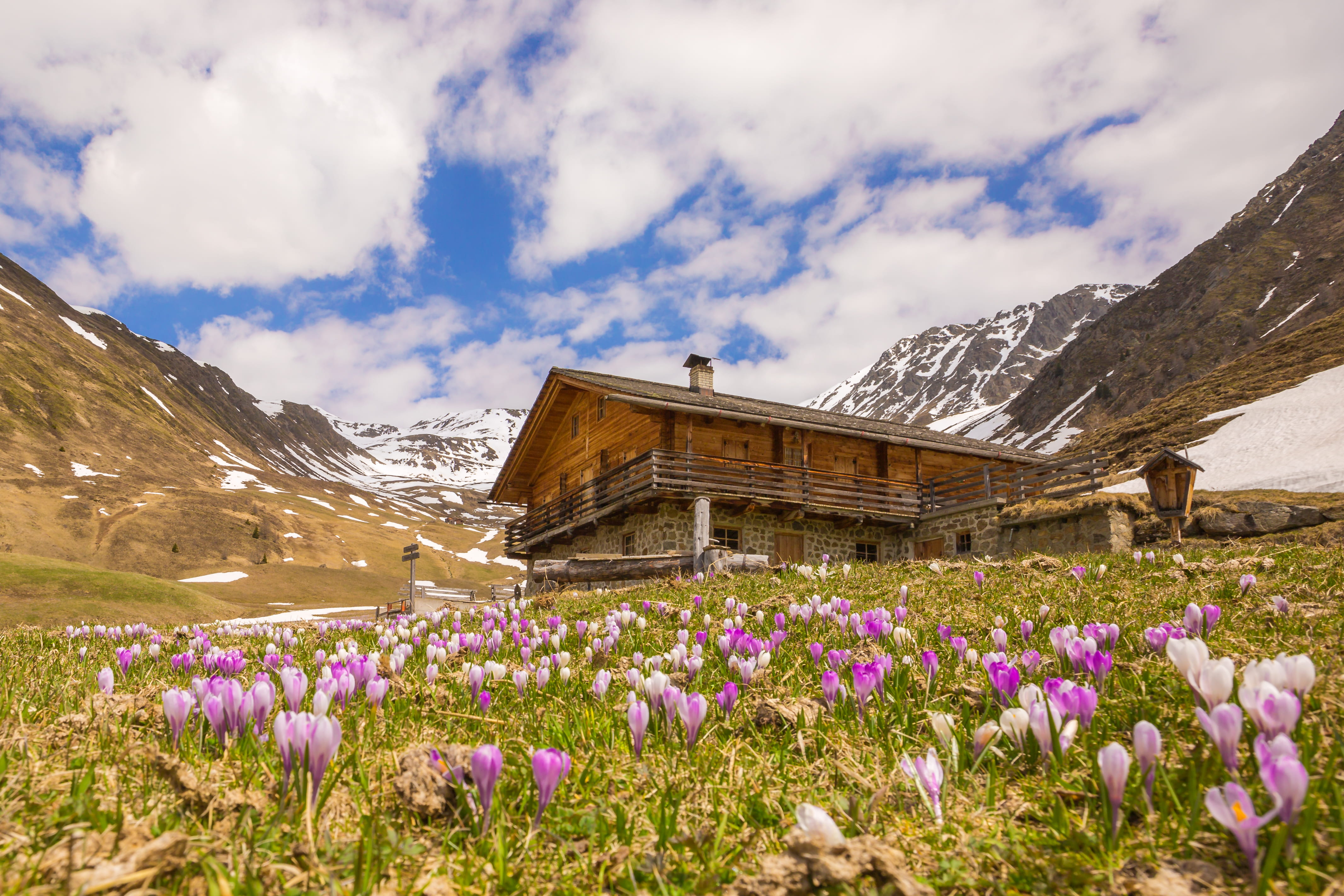 Das Hotel Gschwendt im Gsieser Tal von außen an einem schneereichen Wintertag